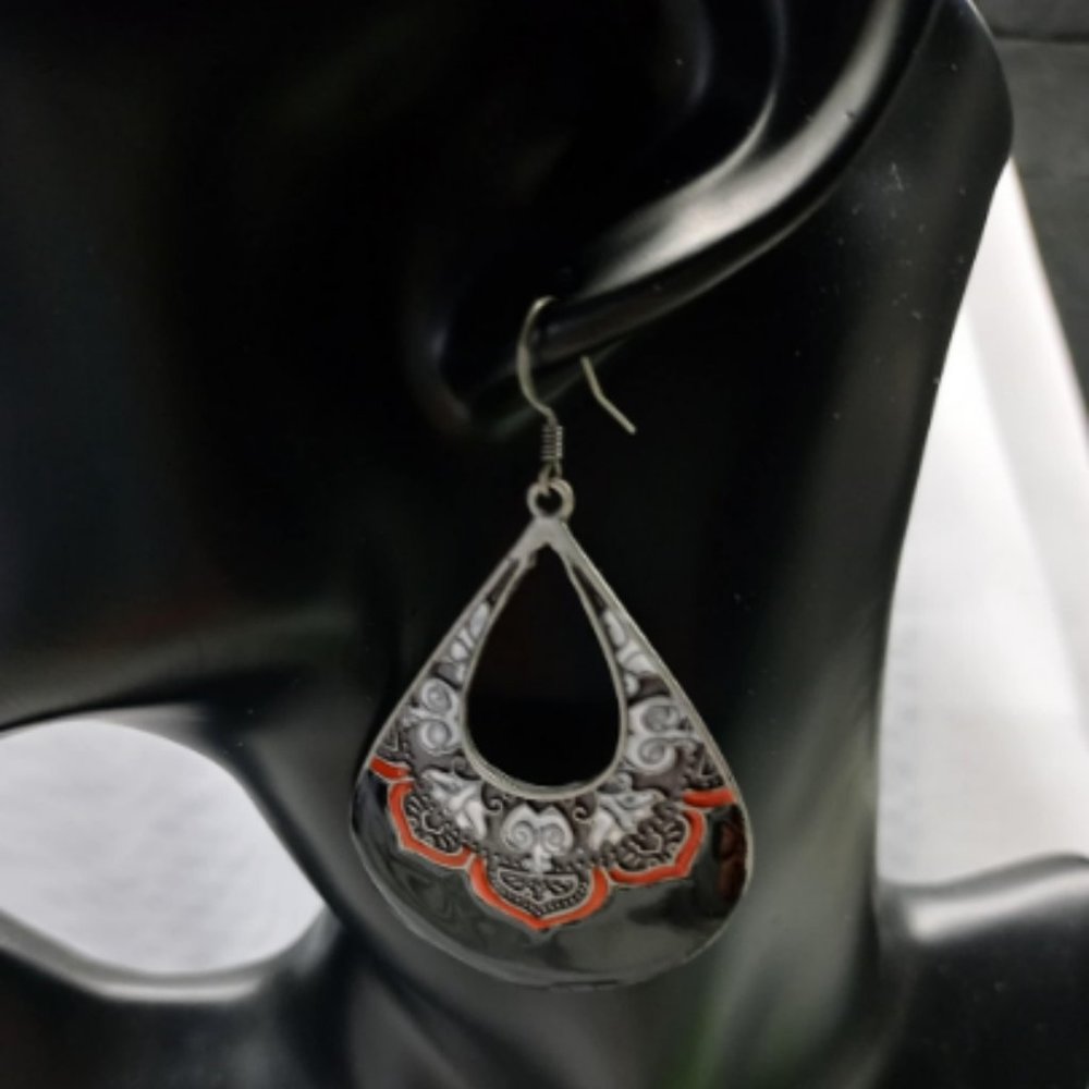 BLACK ENAMEL EARRINGS, PEIRCED EARS, DANGLE DROP EMBOSSED DESIGN RED, WHITE 5CM